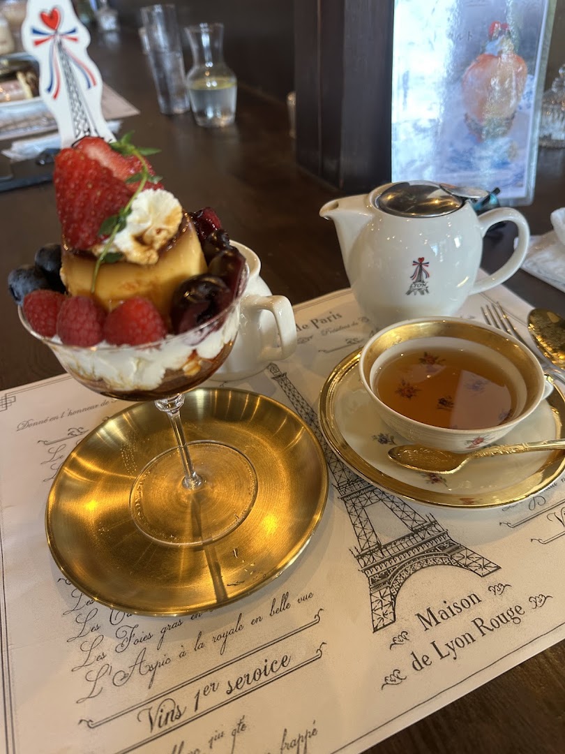 Maison de Lyon Rouge: appetizing food and drink presentation