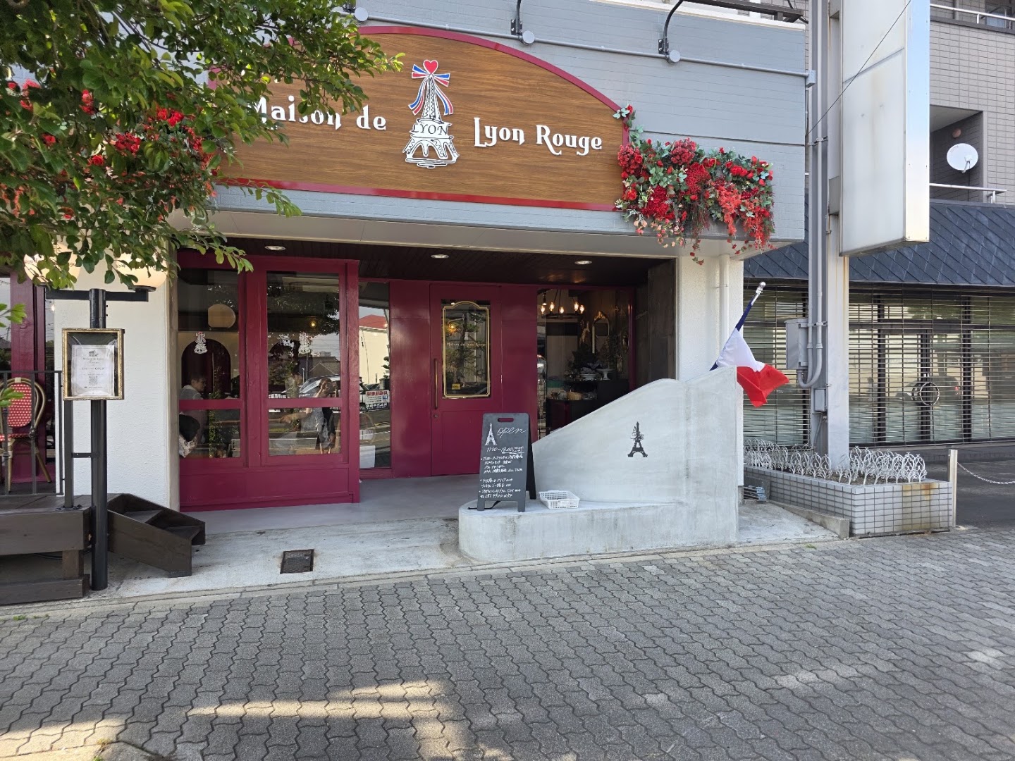 Maison de Lyon Rouge: clear exterior shot of restaurant