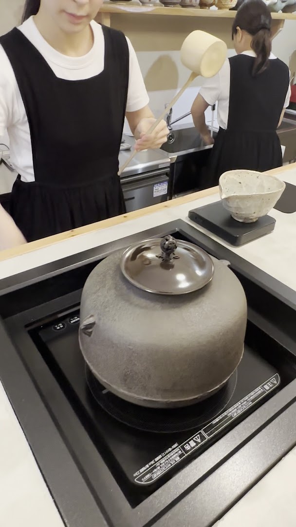 Suguri: staff preparing tea professionally
