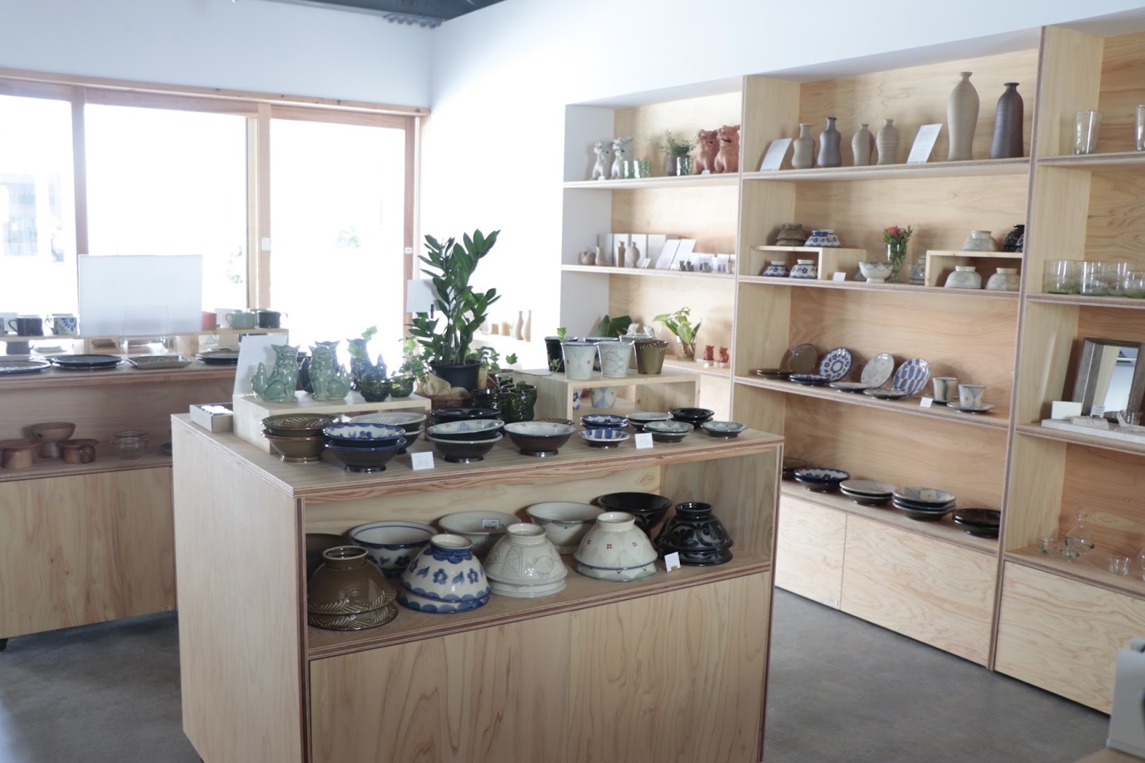 Tsuboya no Iriguchi: clear display of shop products