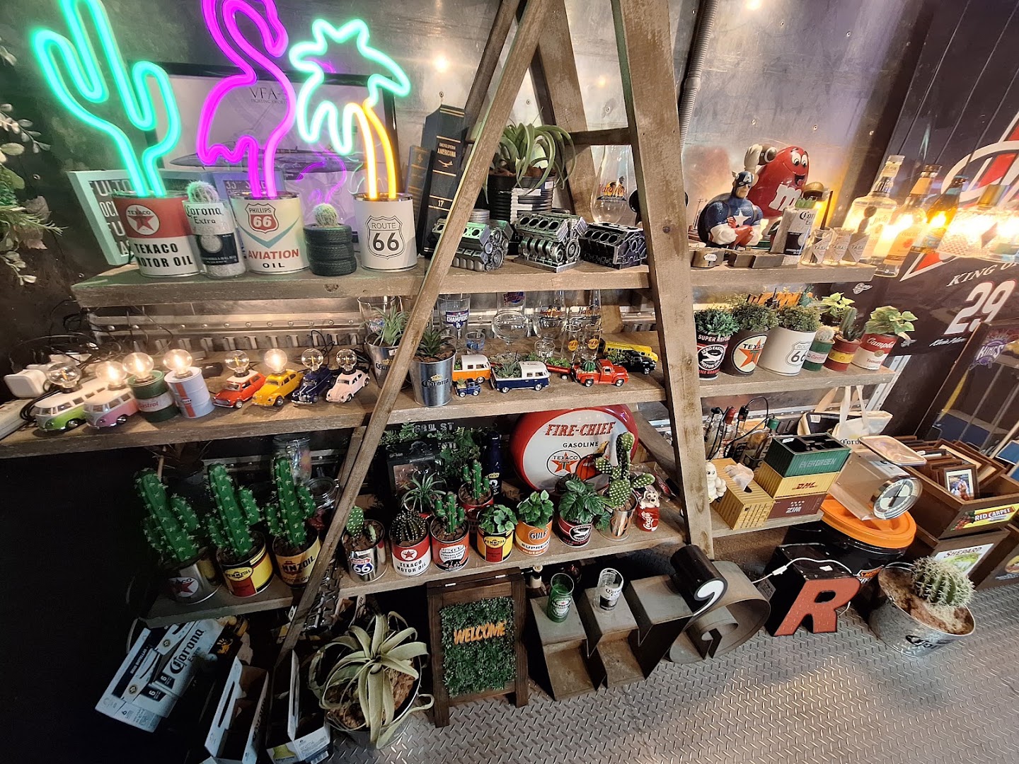 T's Works Secret Base: clear display of shop products