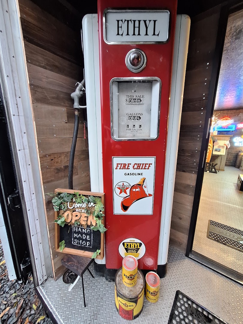T's Works Secret Base: shop entrance and decor
