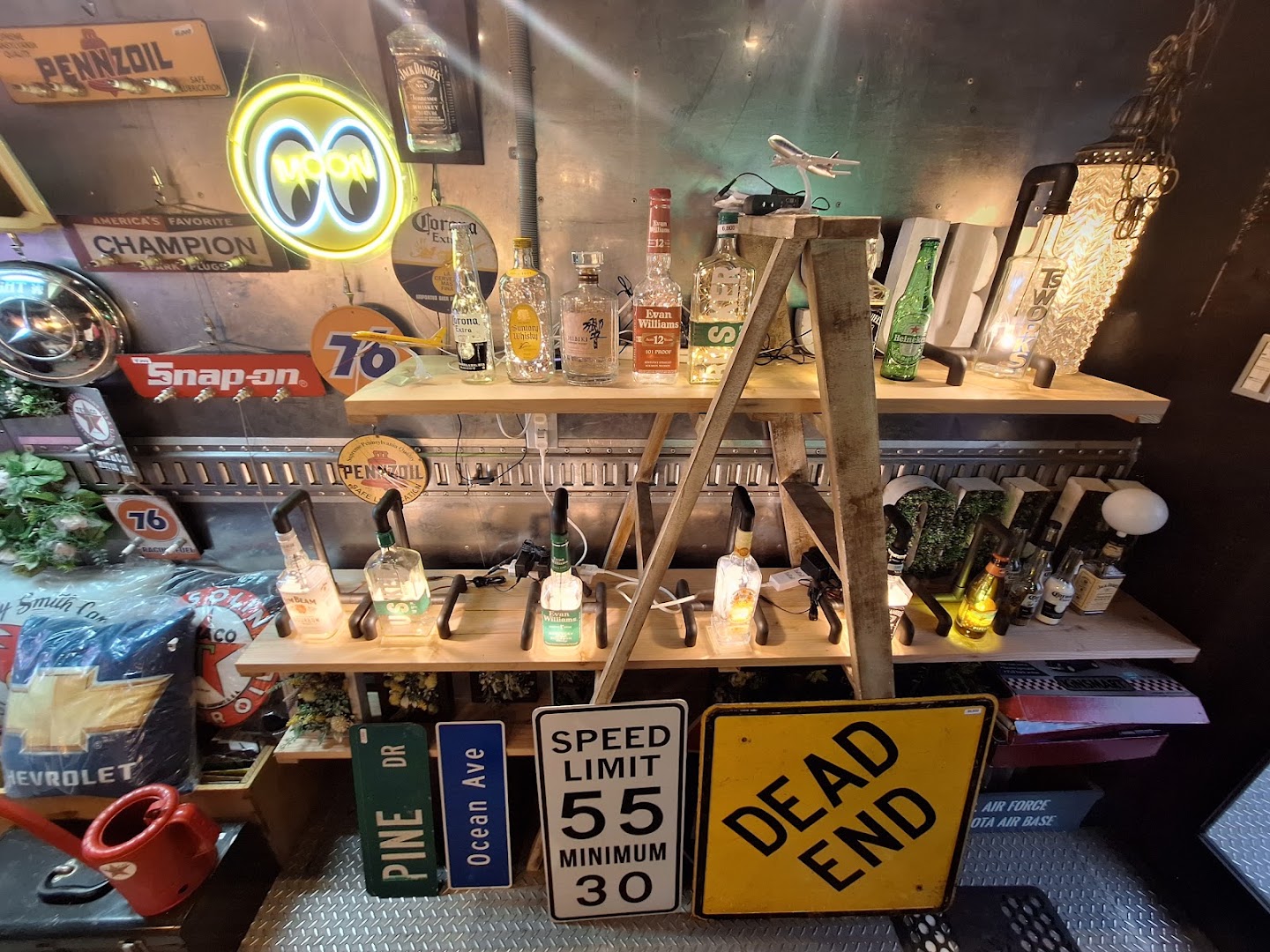 T's Works Secret Base: clear display of shop products