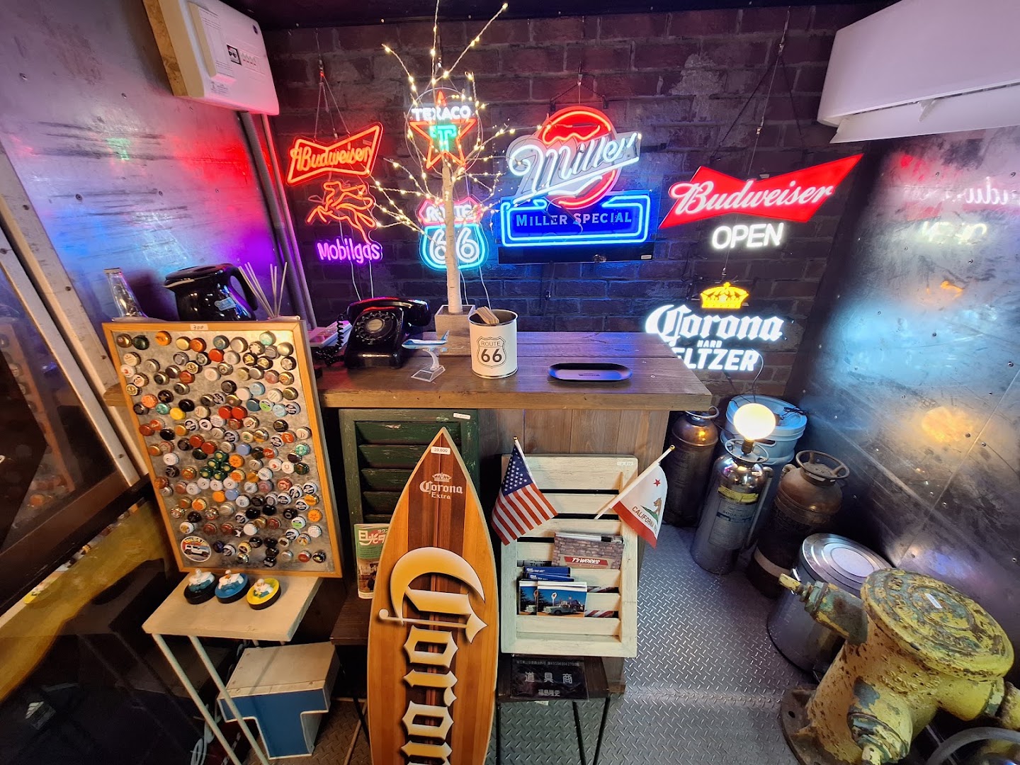 T's Works Secret Base: shop interior and atmosphere