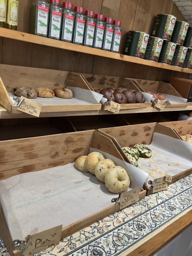 Areum Bagel Tenjinbashi: clear display of fresh bagels