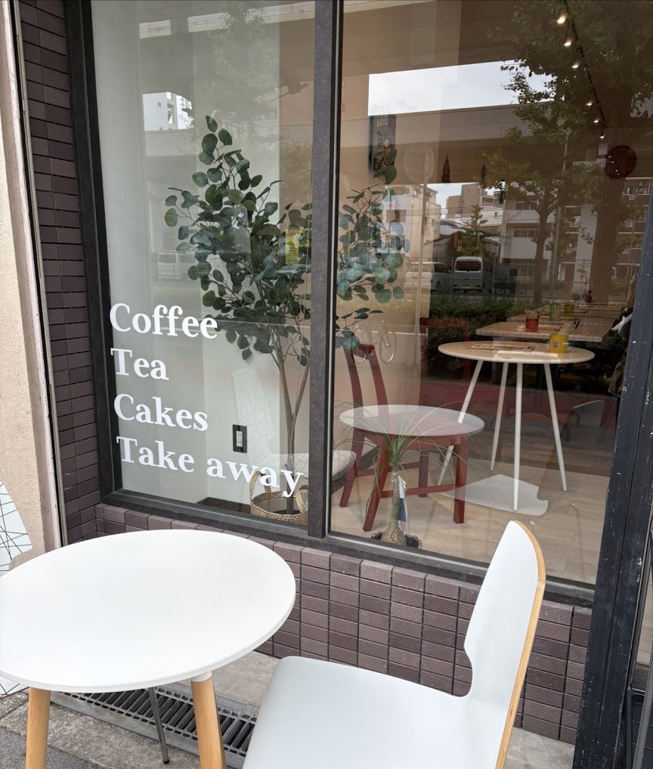Cafe Elsie: clear, inviting exterior cafe shot