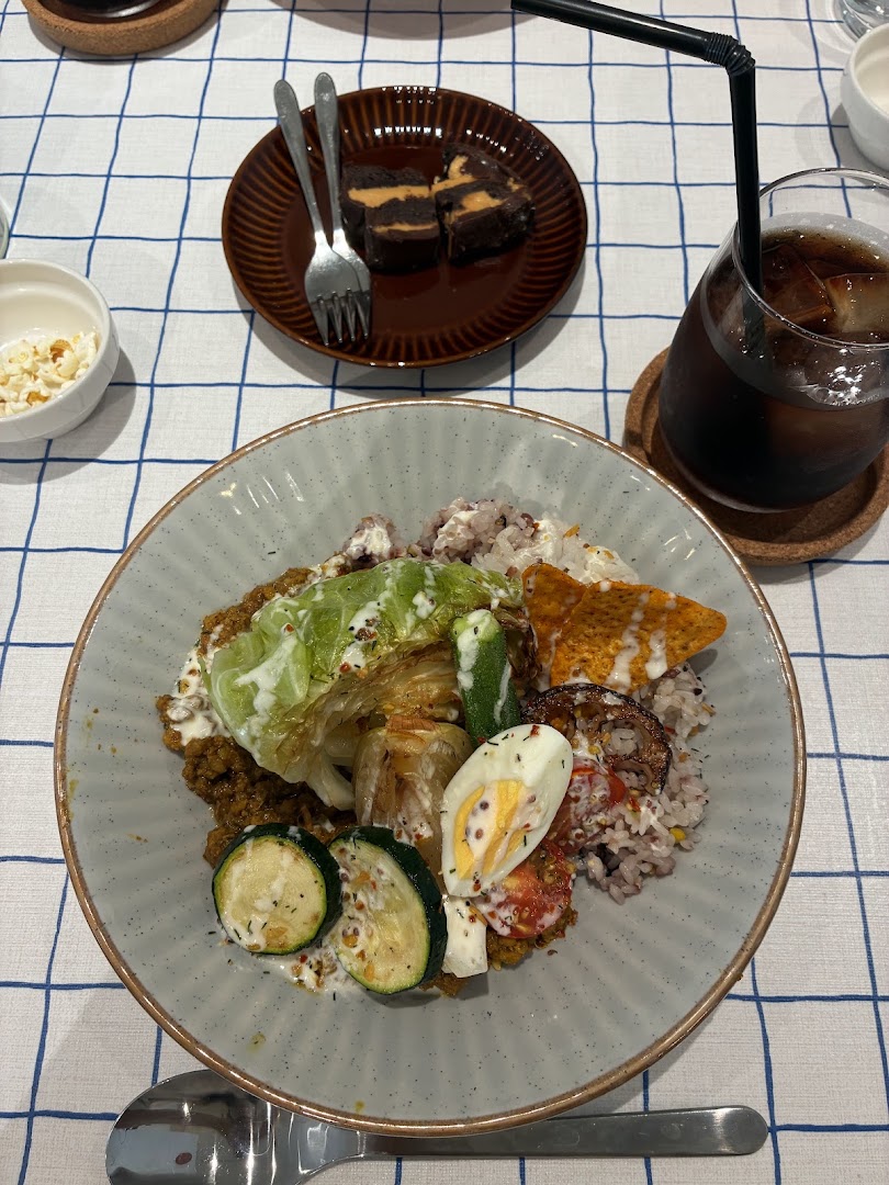 Cafe Elsie: appetizing photo of served food
