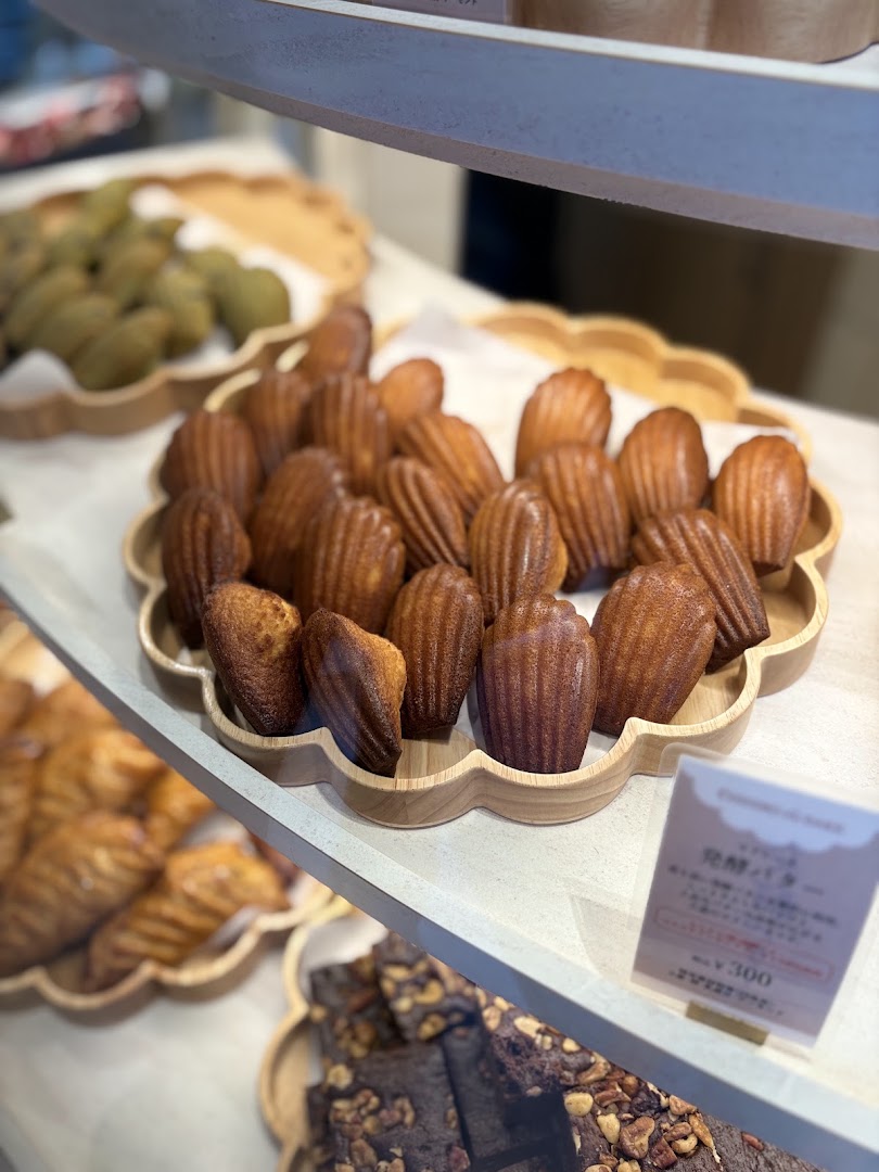 Chihiro the Bake Dōjima: appetizing display of fresh pastries