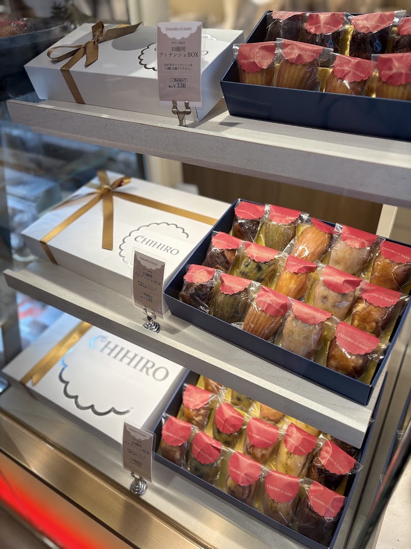 Chihiro the Bake Dōjima: appetizing display of shop products