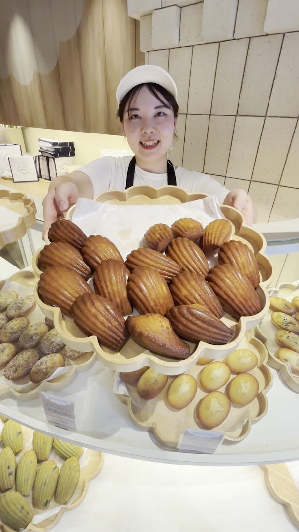 Chihiro the Bake Dōjima: professional photo of staff and products