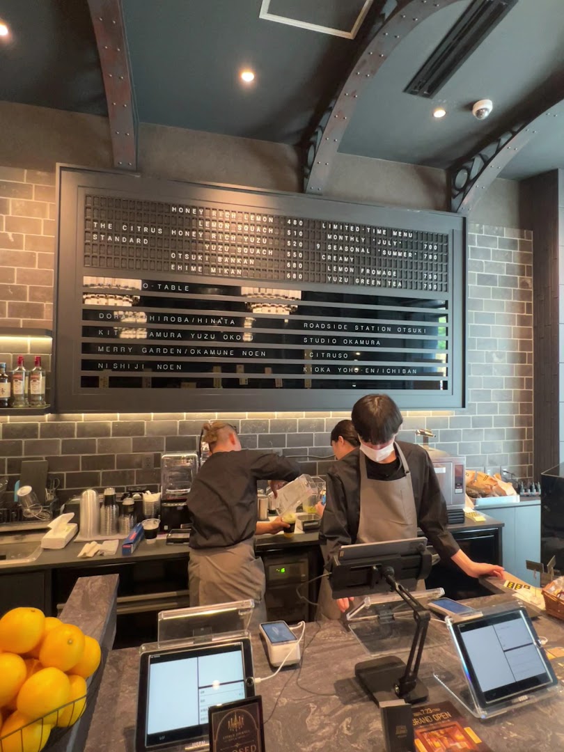 Citrus Journey: staff and bar atmosphere