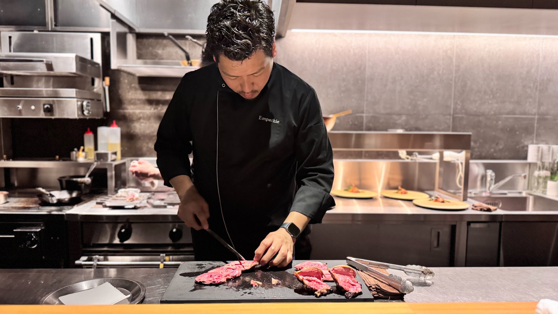 Empathie: professional chef preparing food