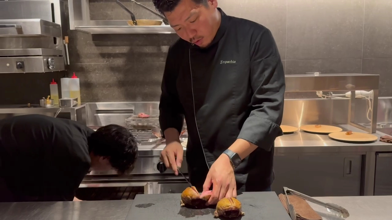 Empathie: professional chef preparing food