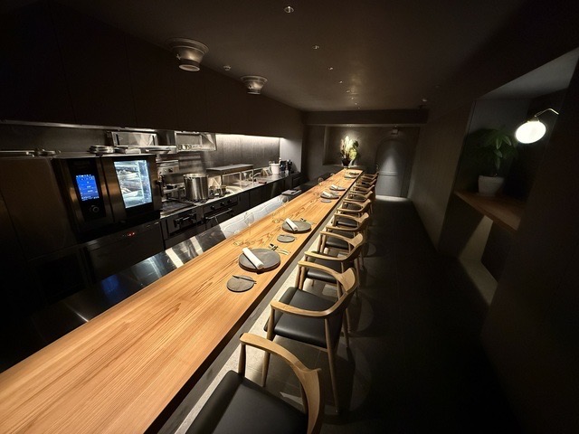 Empathie: professional interior shot of restaurant