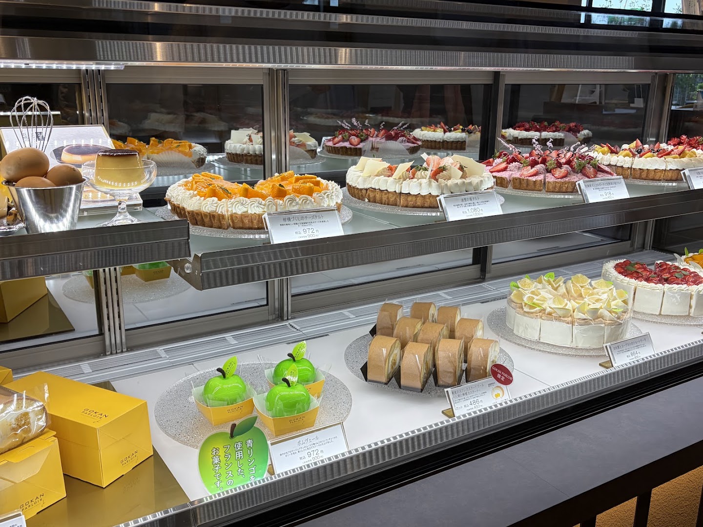 Gokan Parloir: appetizing display of fresh pastries