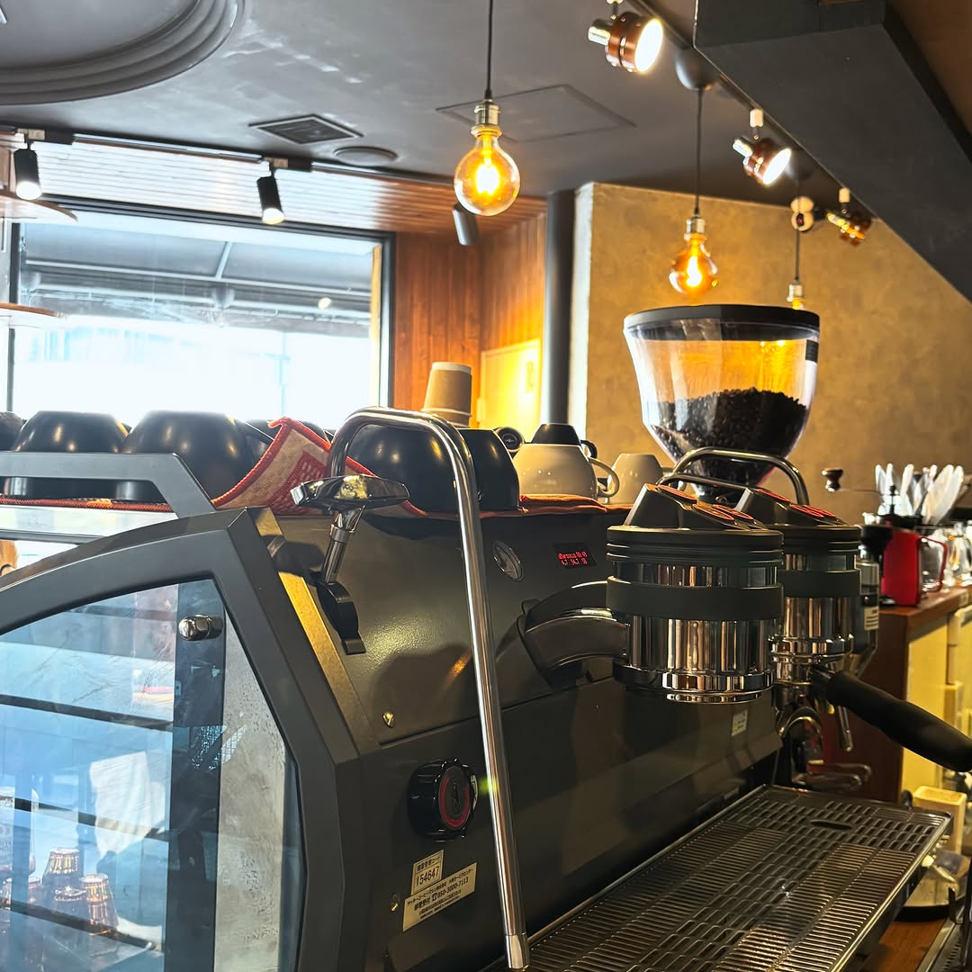 Heumoot Coffee Roasters: professional shot of coffee equipment