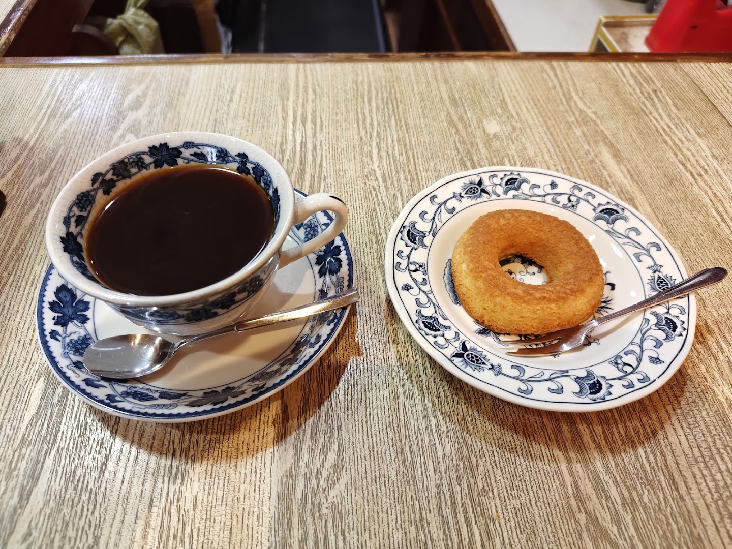 Hiraoka Coffee: appetizing photo of coffee and donut