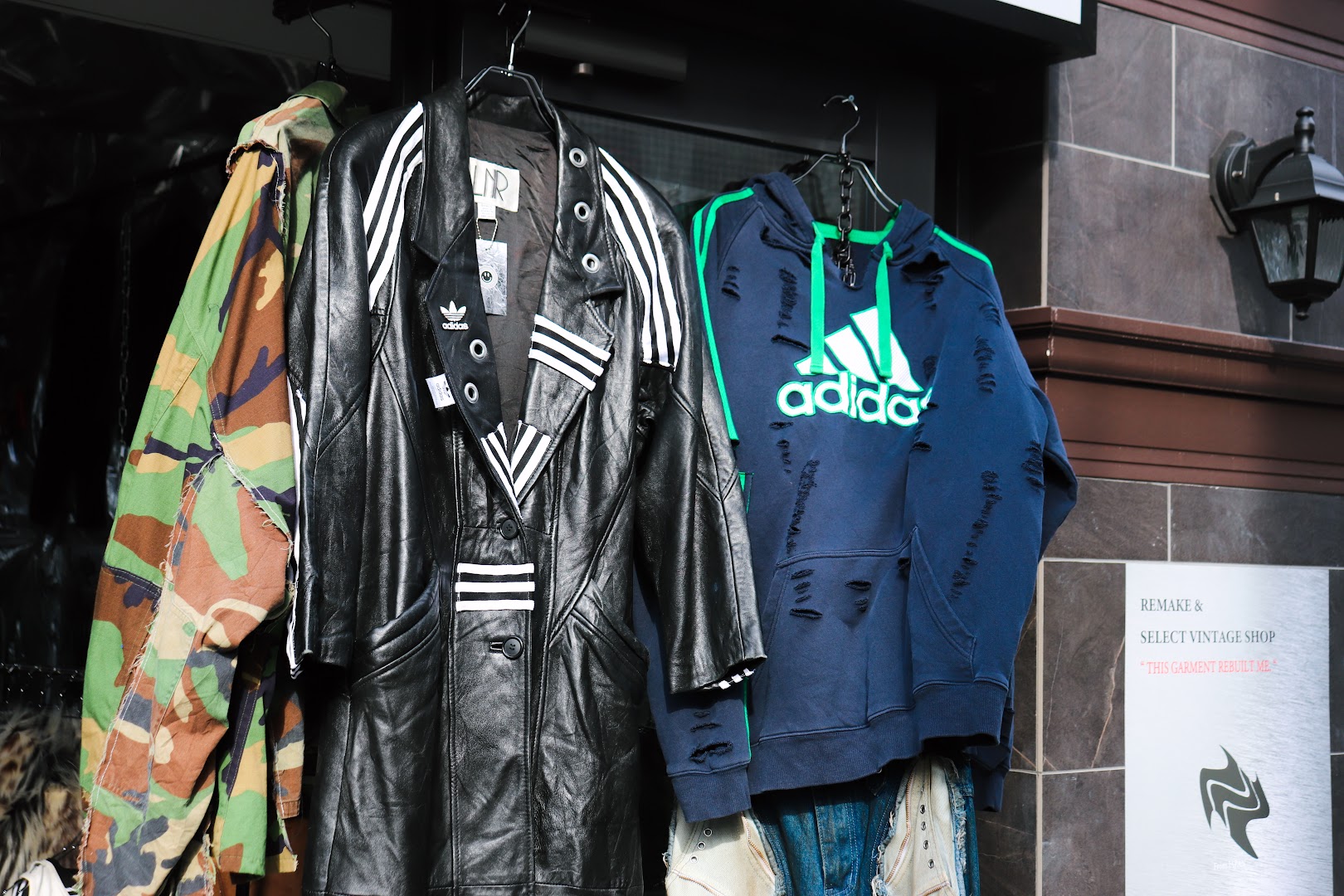 I'll: clear display of shop products