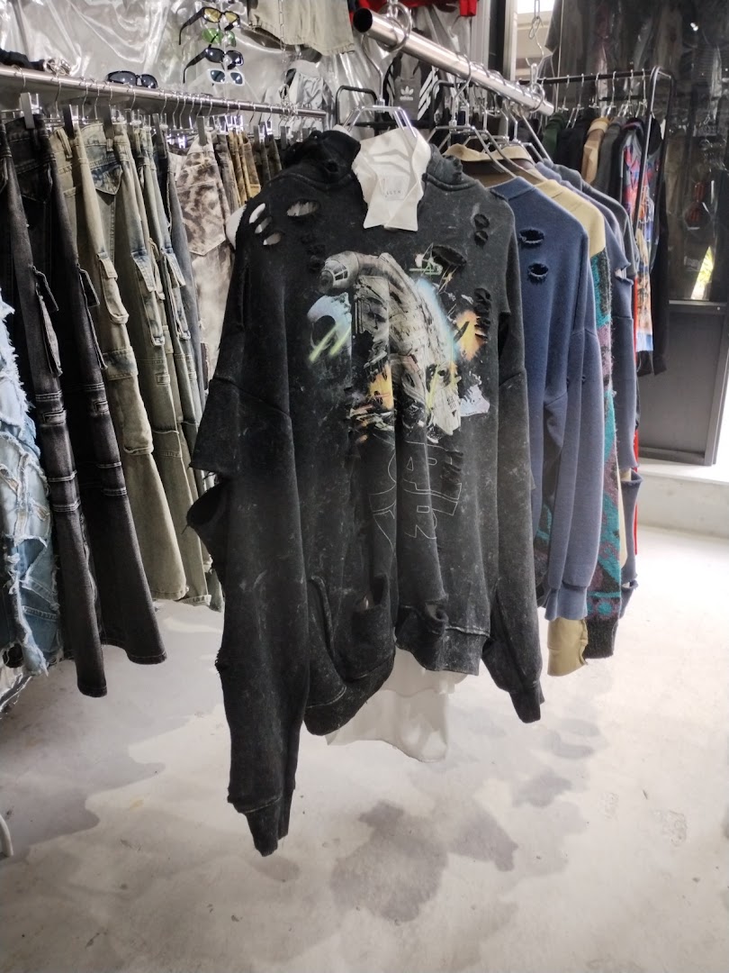 I'll: clear display of shop products