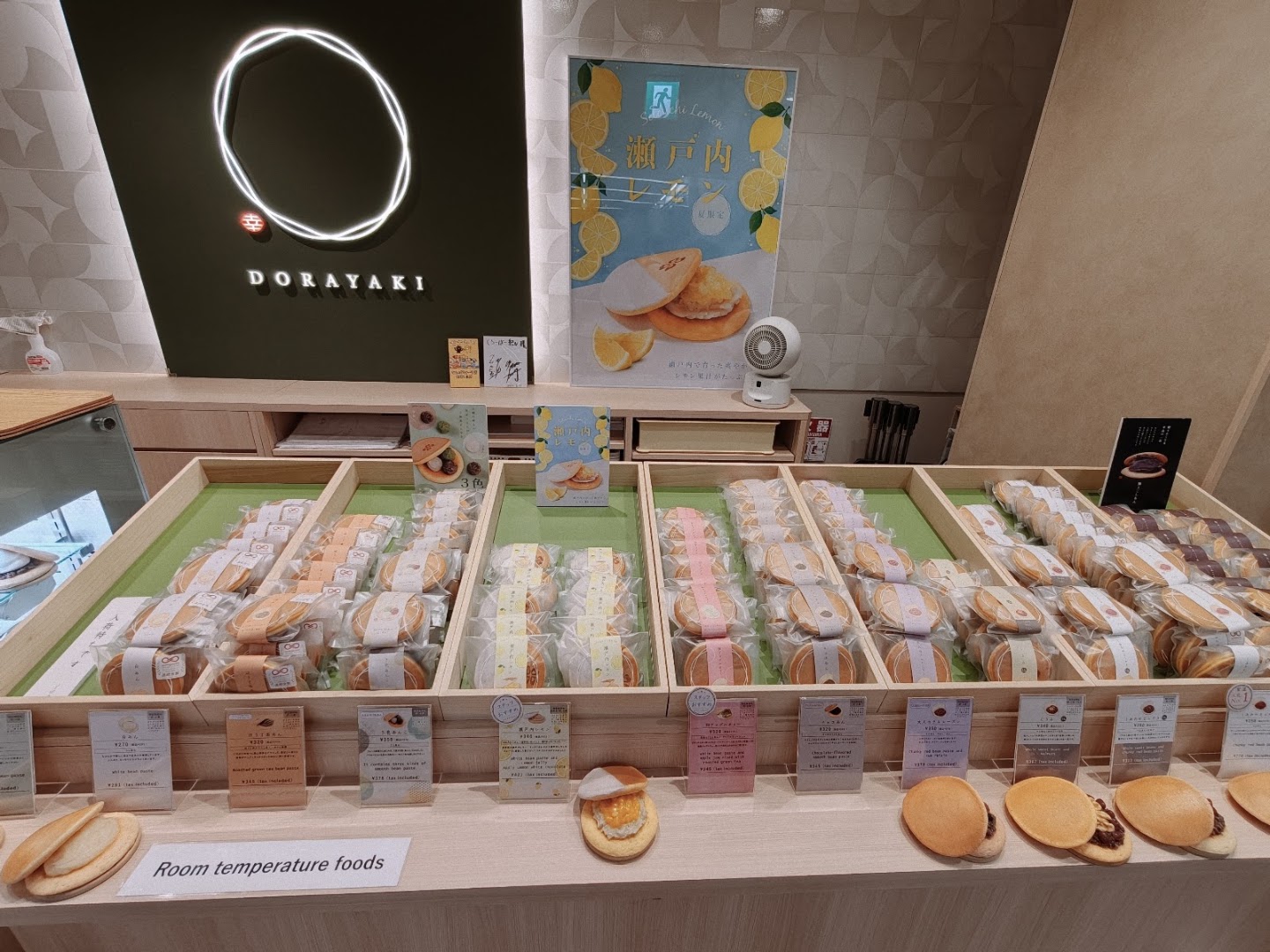 Kurōbā Musubi: clear display of food products