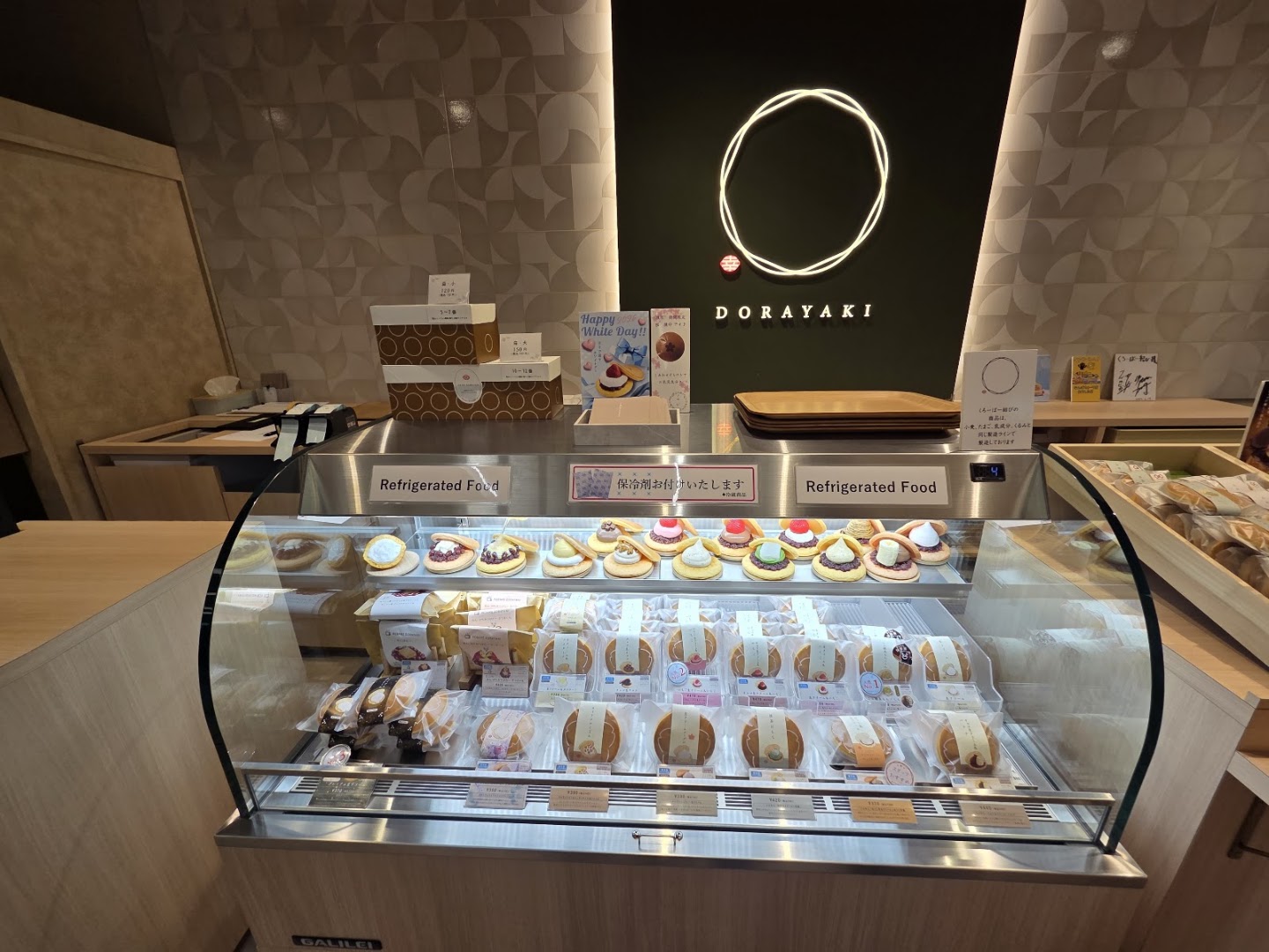 Kurōbā Musubi: clear display of food products
