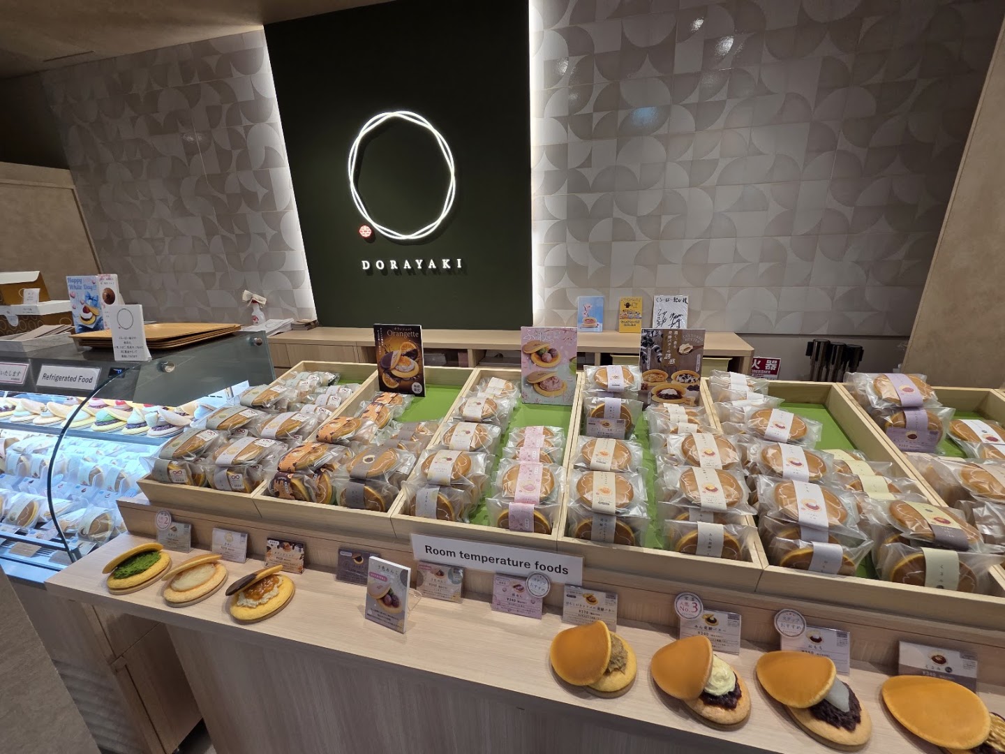Kurōbā Musubi: clear display of shop products
