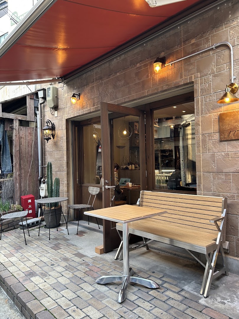 Pognam: inviting and clear restaurant exterior