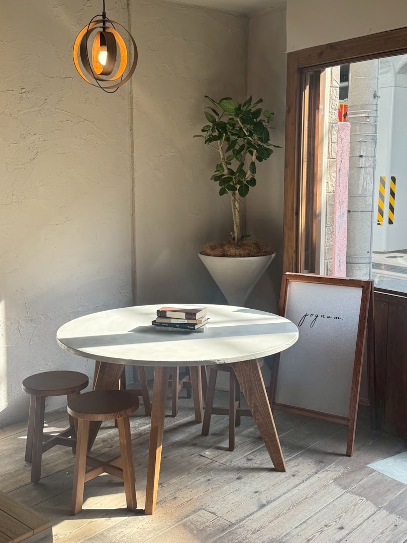 Pognam: attractive, professional interior atmosphere shot