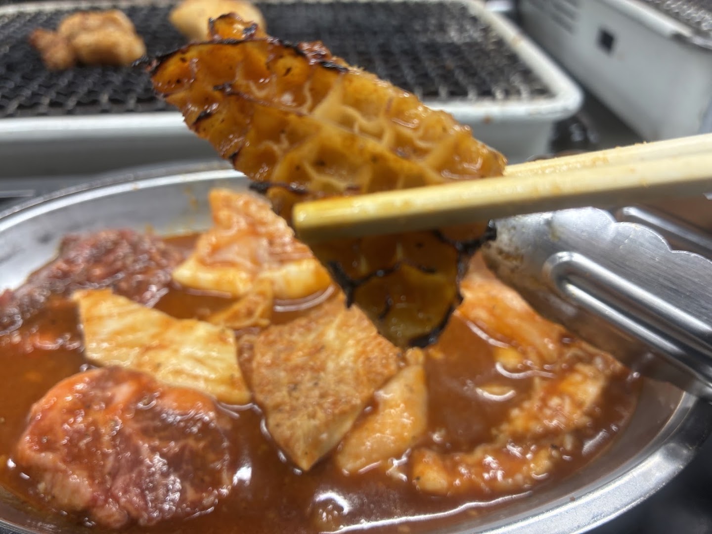 Sora Tsuruhashi: appetizing close-up of grilled meat