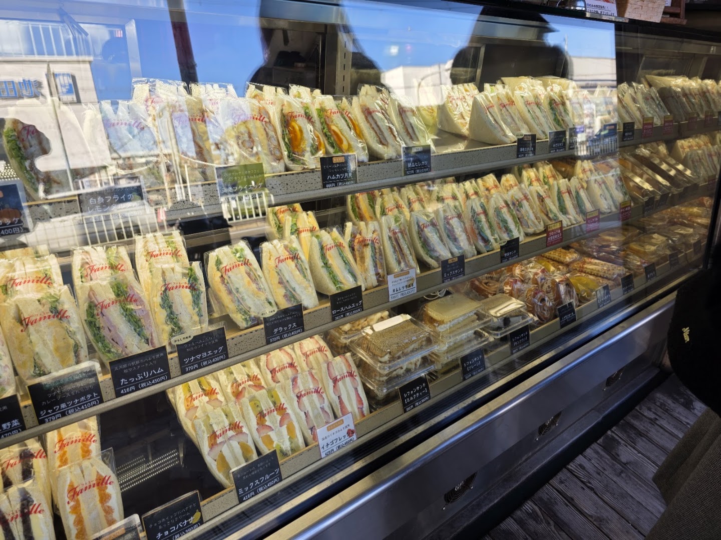 Sun Cafe Tezukayama: clear display of food products