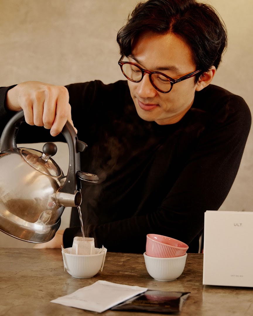 Ult: professional photo showing drink preparation
