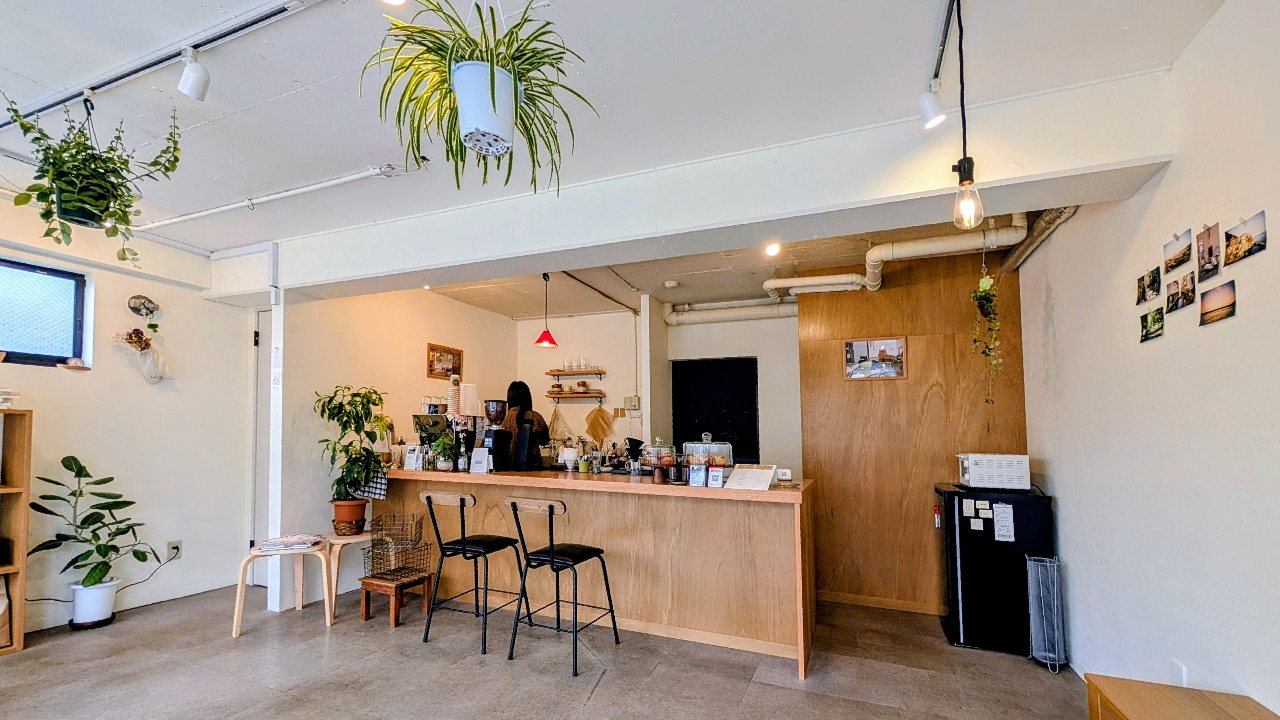 Bomun Coffee Room: inviting and clean cafe interior