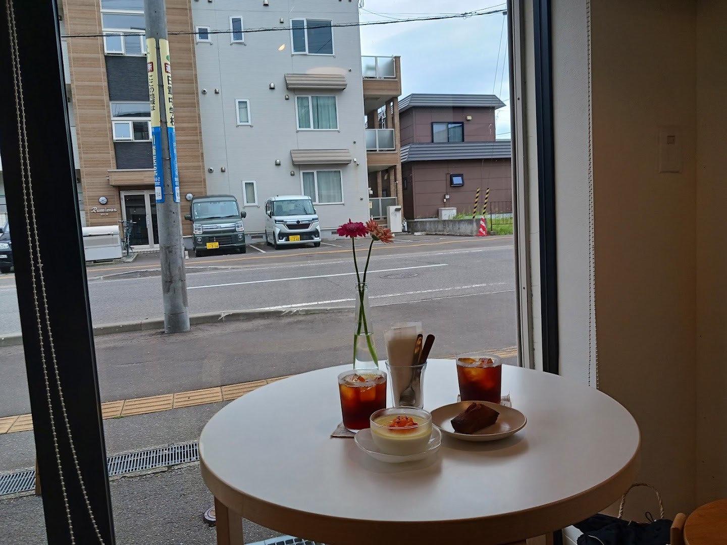 Bomun Coffee Room: appealing cafe table setting