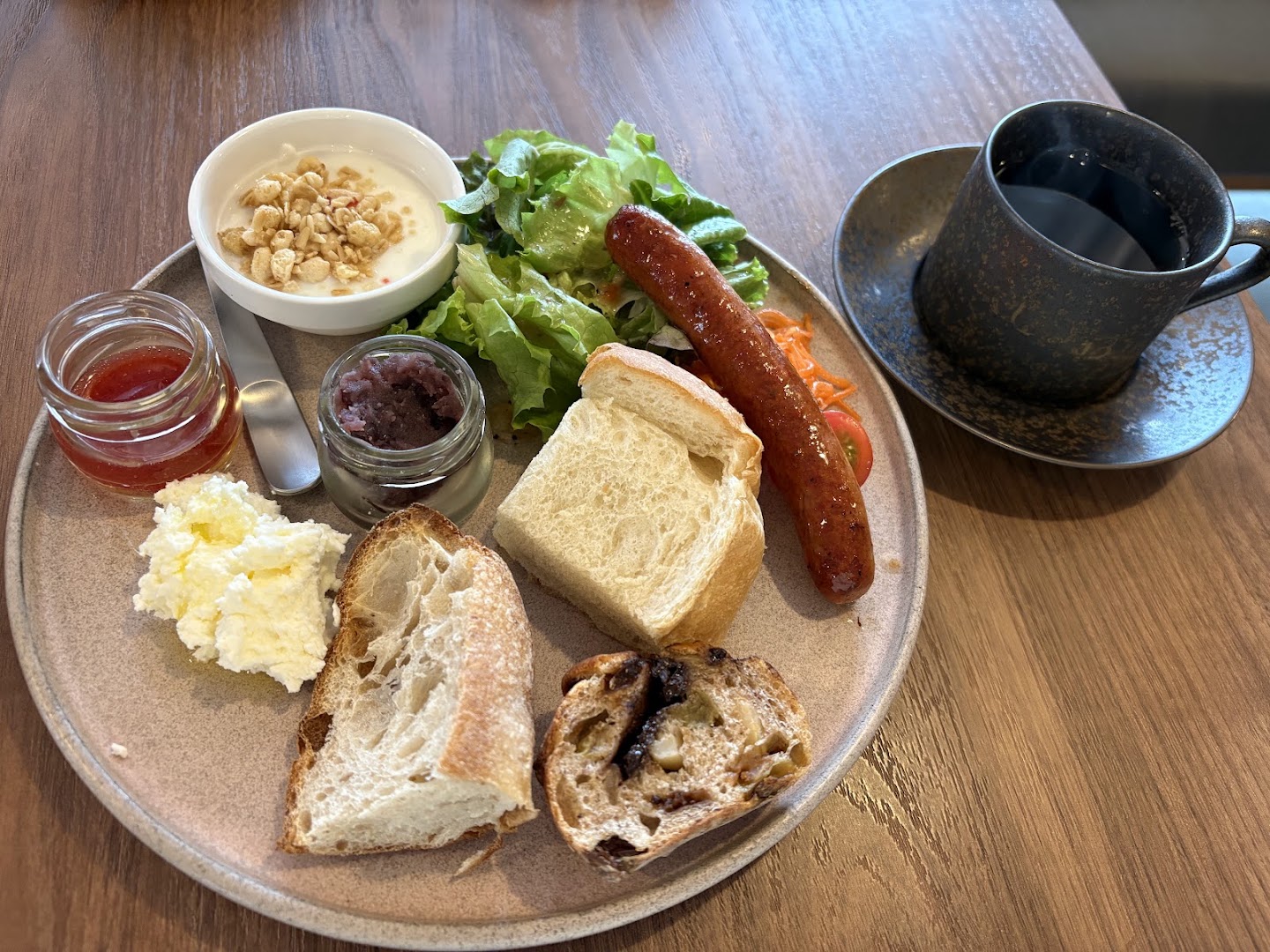 Lemon Bakery: appetizing breakfast food presentation