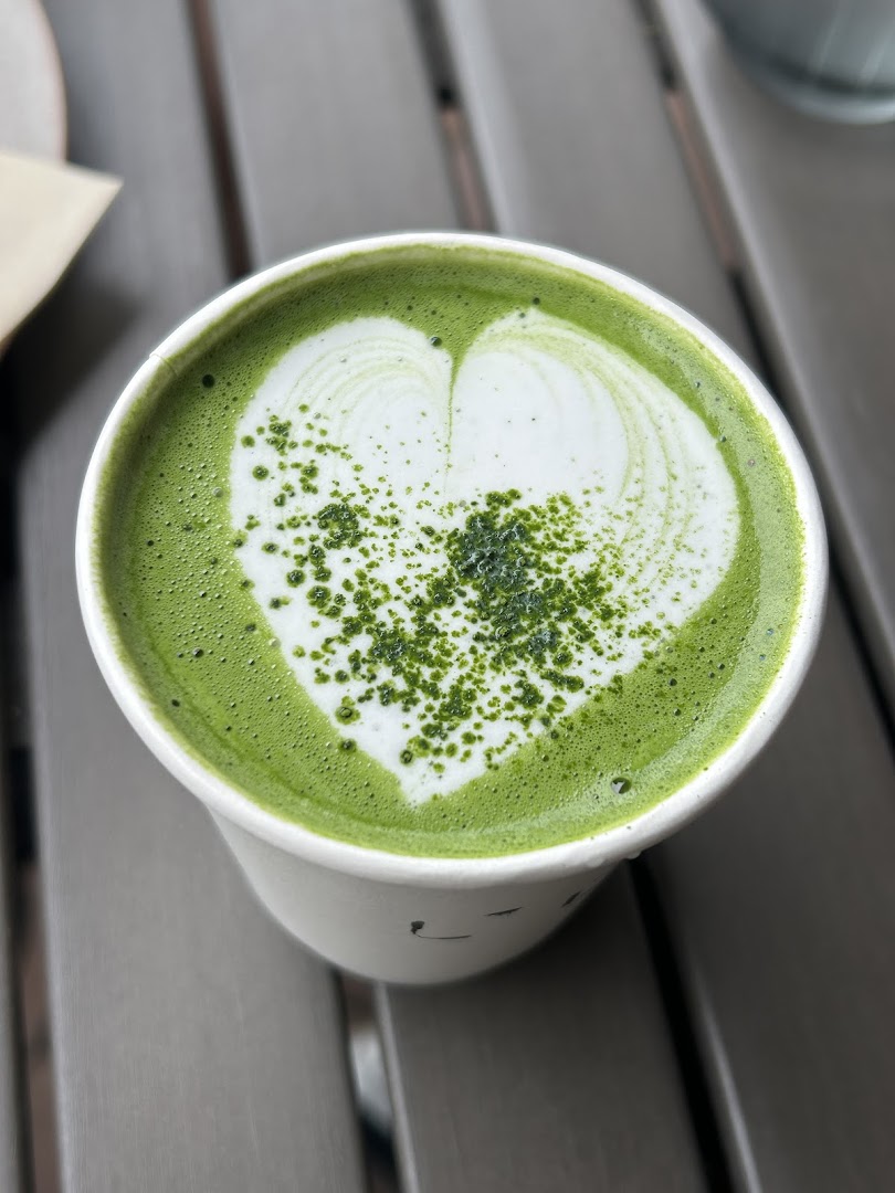 Lemon Bakery: appetizing photo of matcha latte