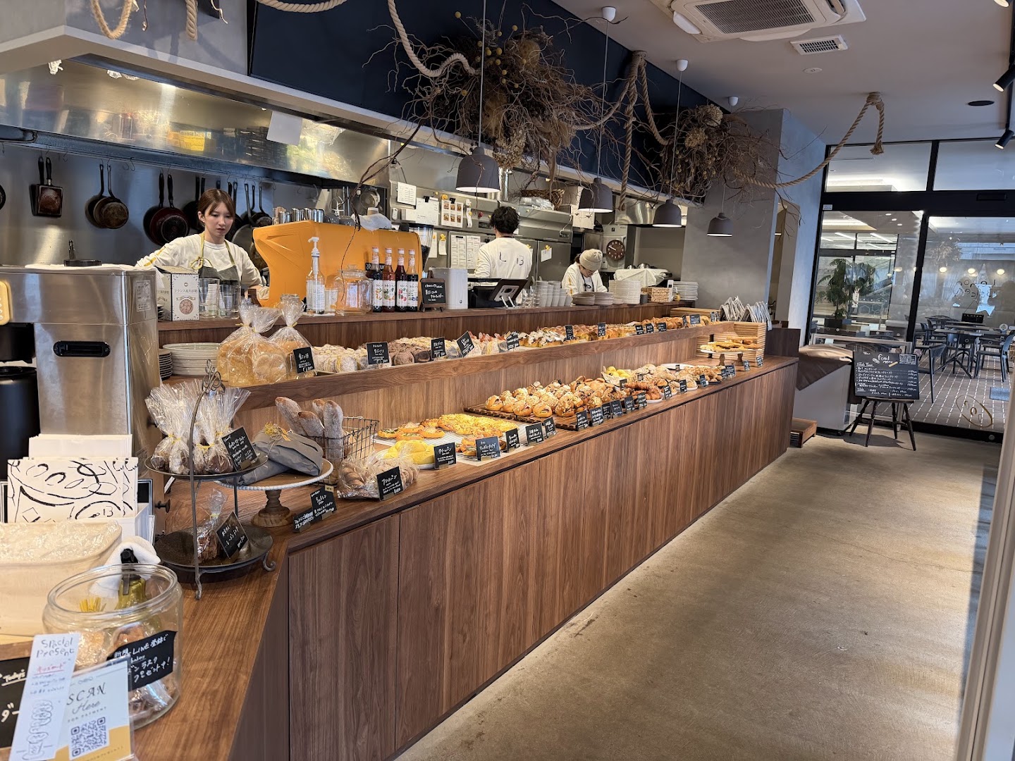 Lemon Bakery: inviting bakery interior and display