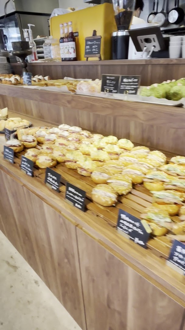 Lemon Bakery: appetizing display of fresh food