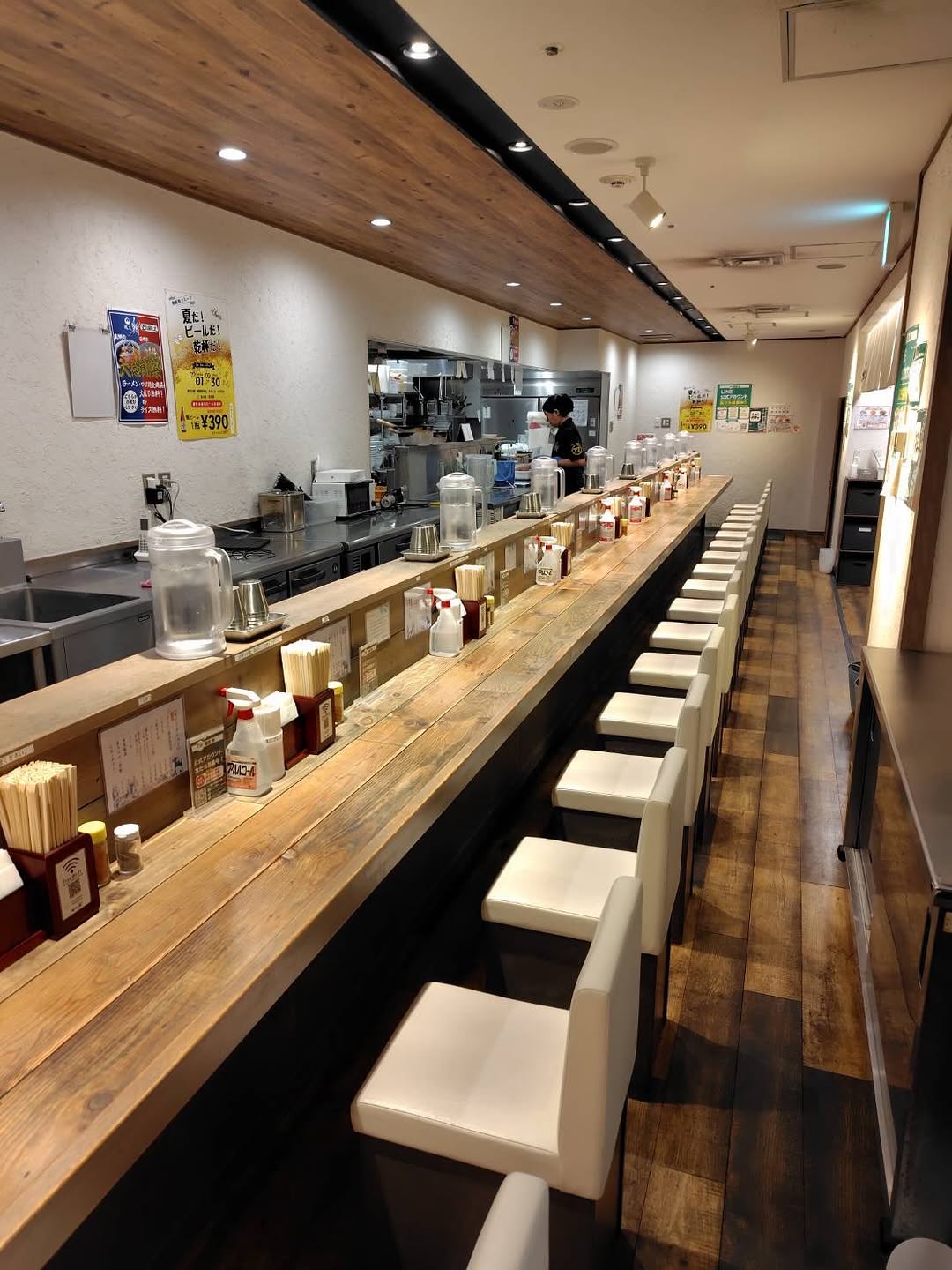 Menya Sho: clear view of restaurant interior