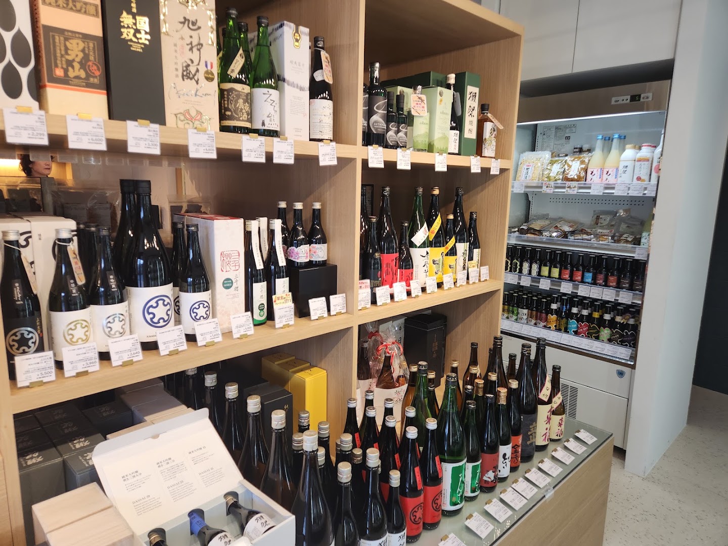 Sakemasa Doi Shoten Sapporo: clear display of shop products