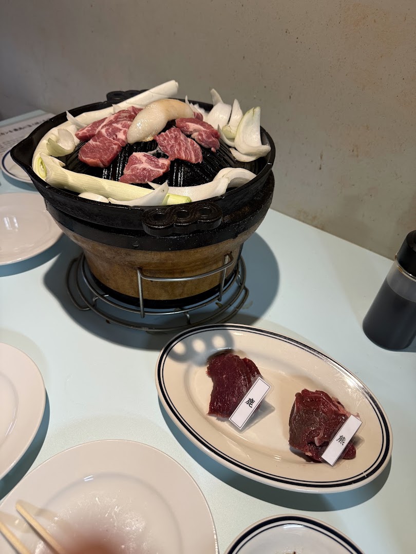 Shika to Kuma: appetizing food and cooking setup
