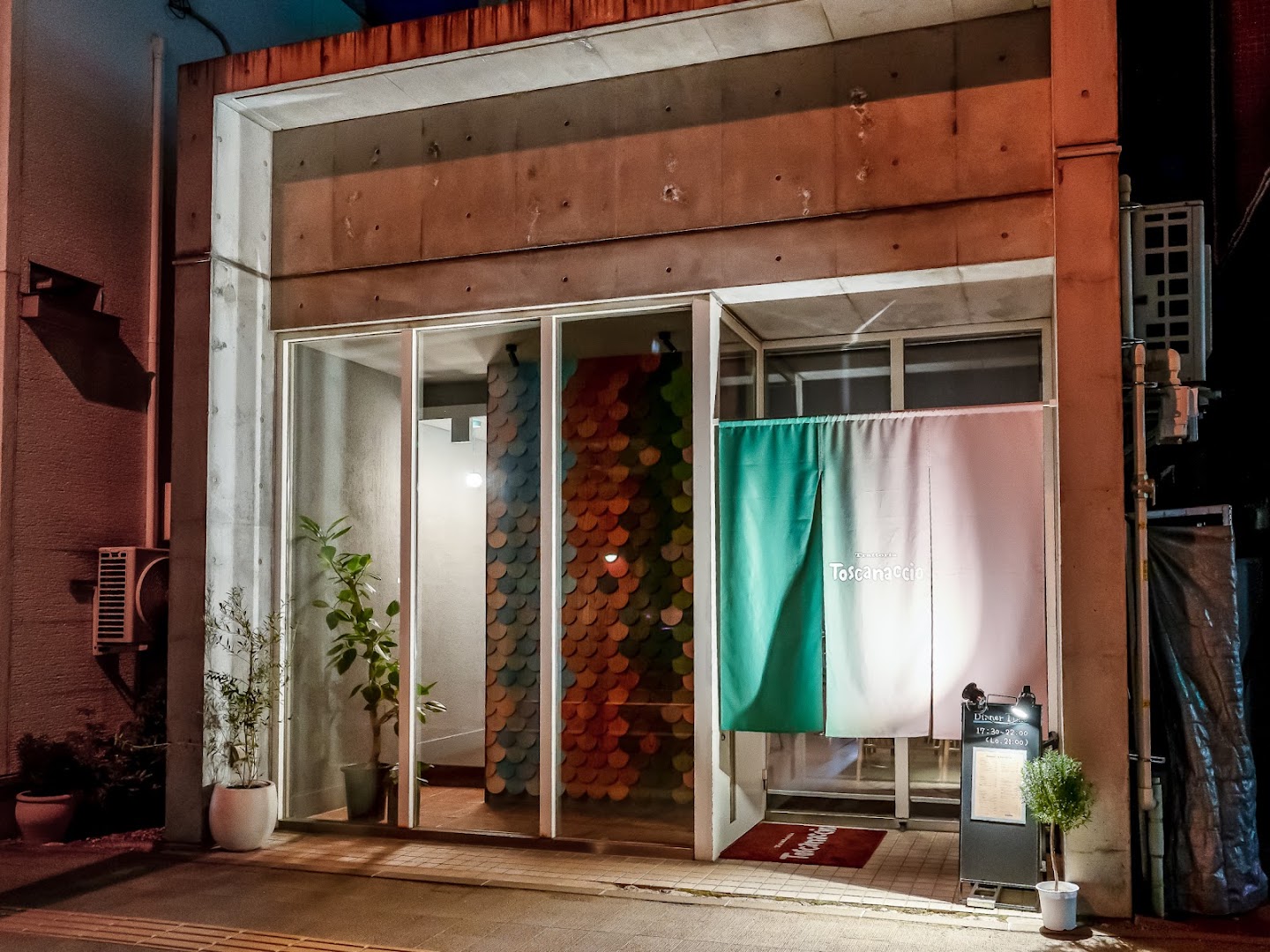 Trattoria Toscanaccio: attractive exterior shot of restaurant