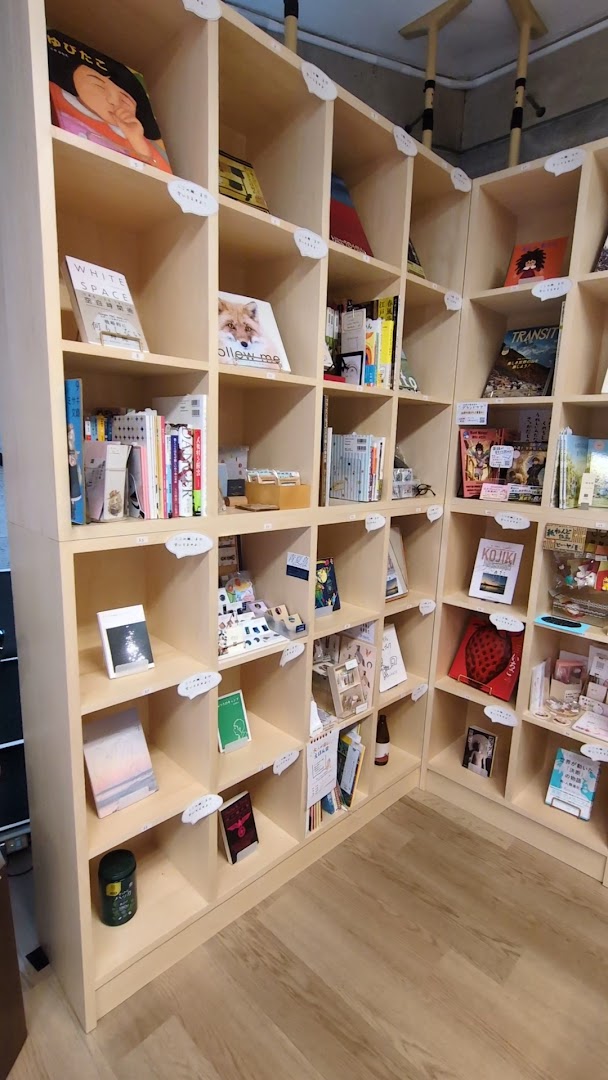 Yohaku no Honya-san: clear display of shop products