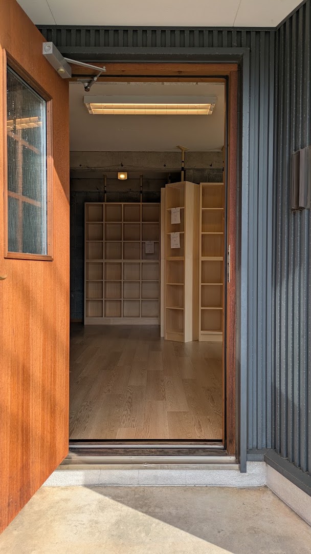 Yohaku no Honya-san: clear view of shop interior