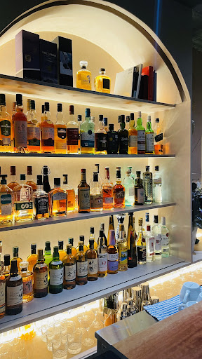 BAR&CAFE Sonora+s: high quality, well-lit bar display