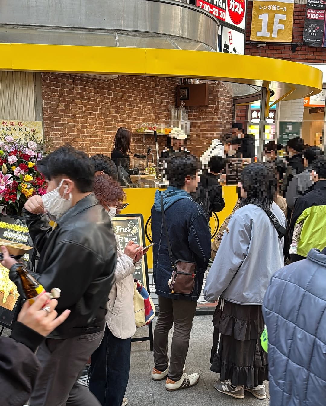 Bell Frites: shop atmosphere and customers