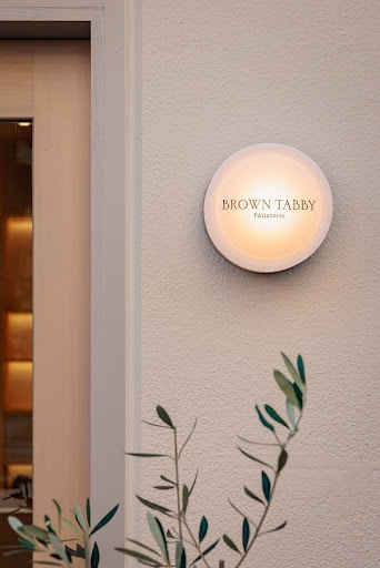 Brown Tabby: professional and aesthetic venue signage