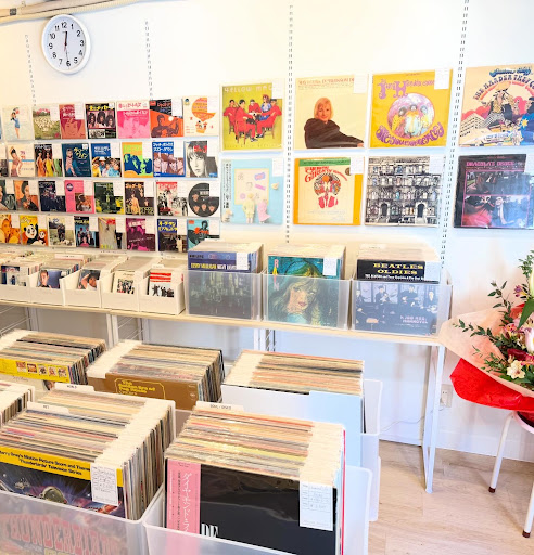 Music Mates: clear display of shop products