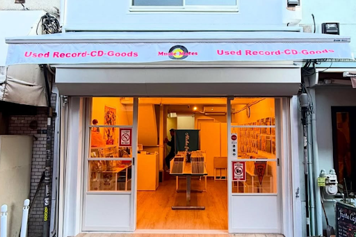 Music Mates: clear storefront photo of shop