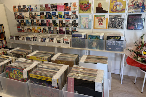 Music Mates: clear display of shop products