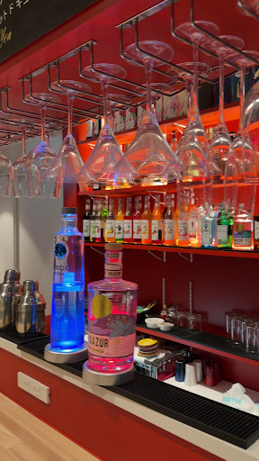 Paname Crêpes de Paris Ginza: attractive bar and glassware display